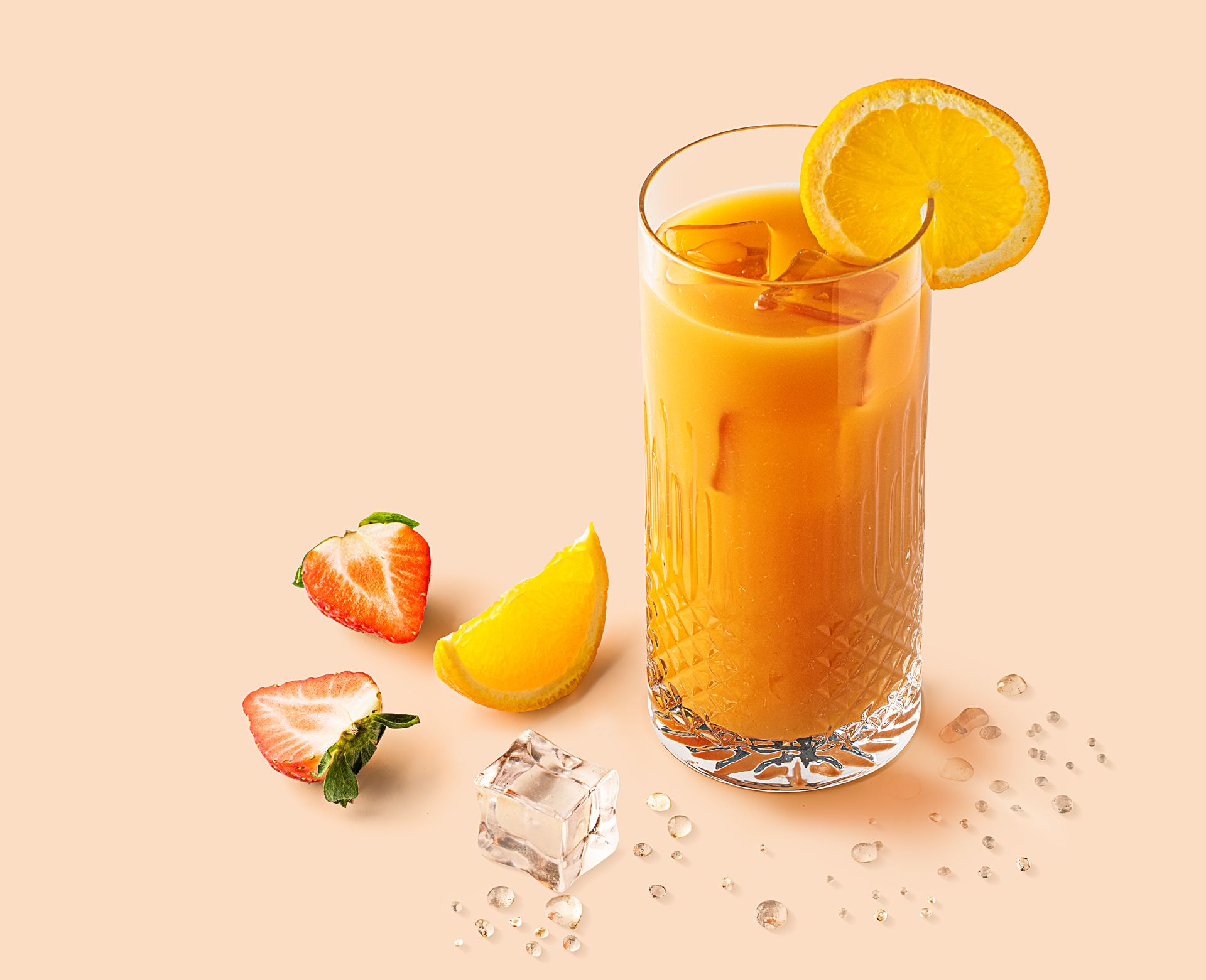 Cocktail Phoenix réalisé avec le sirop Fraise, Framboise, Grenadine Teisseire, servi dans un verre.