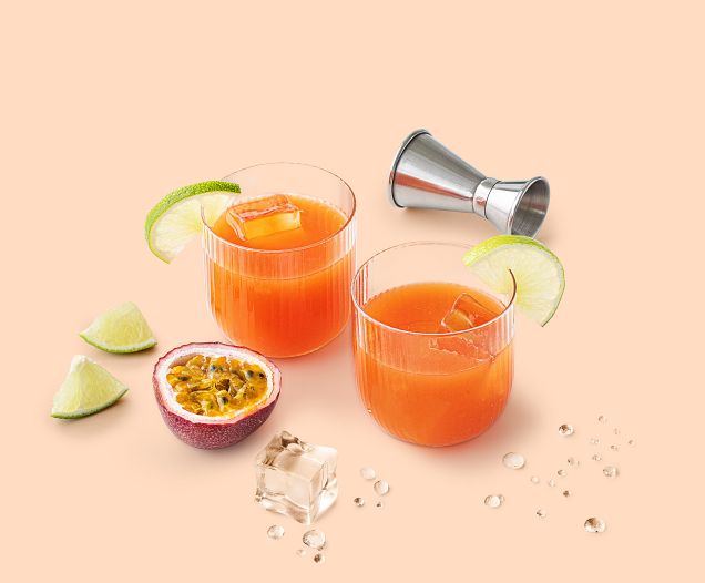 Cocktail Passion Amère réalisé avec le sirop Fruit de la Passion, Pêche Teisseire, servi dans un verre.