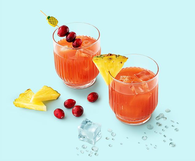 Cocktail Sous Les Tropiques réalisé avec le sirop Citron, Citron Vert Teisseire, servi dans un verre.