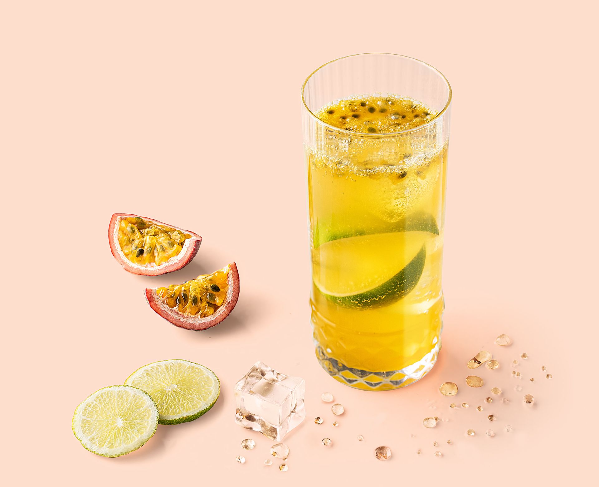 Cocktail Alchimie réalisé avec le sirop de Pêche, Fruit de la passion Teisseire, servi dans un verre.