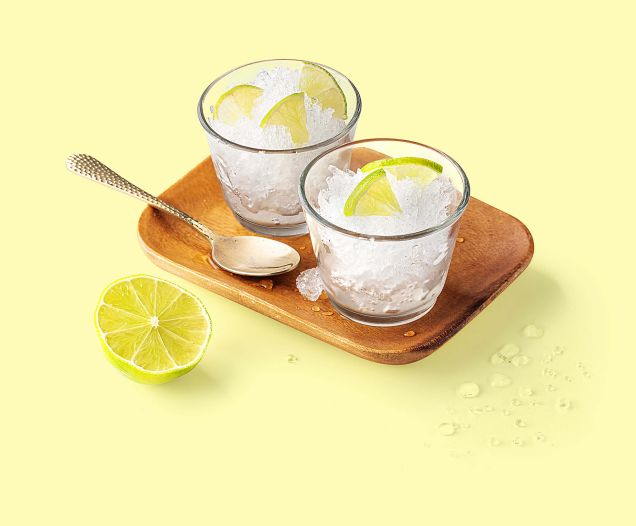 Cocktail Granité Citronné réalisé avec le sirop Citron vert, Citron Teisseire, servi dans un verre.