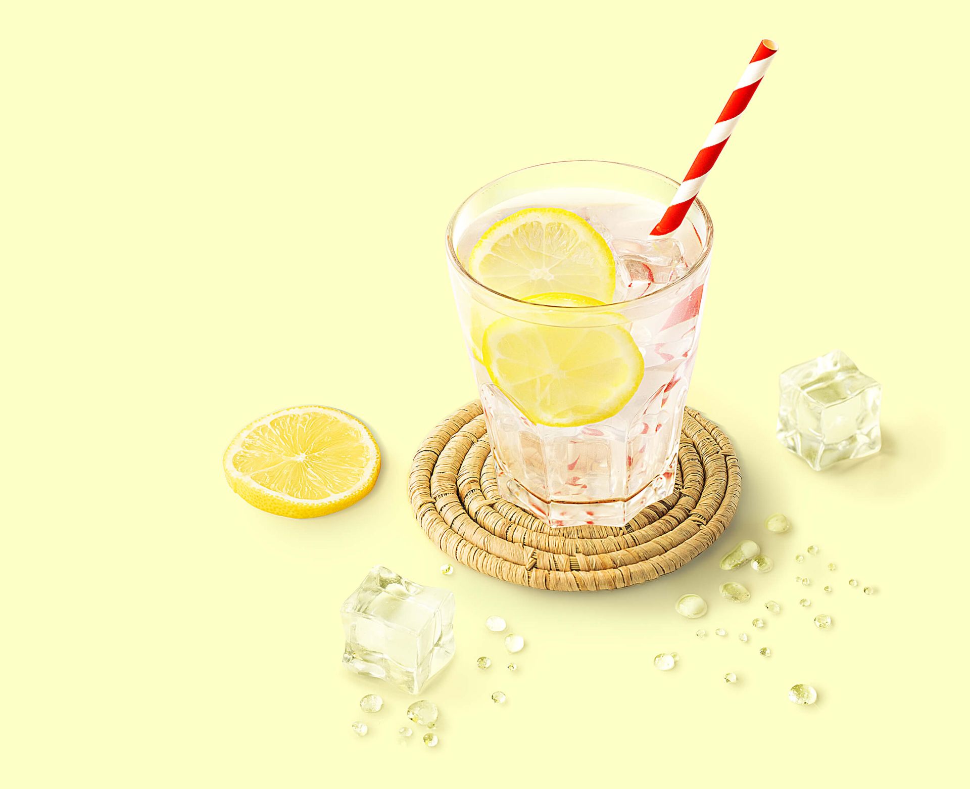 Cocktail Citronnade réalisé avec le sirop Citron, Citron Vert Teisseire, servi dans un verre. Cocktail Citronnade réalisé avec le sirop Citron, Citron Vert Teisseire, servi dans un verre.